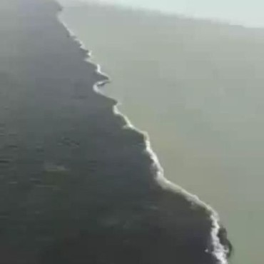 Fenomena Air Laut Terpisah di Bawah Jembatan Suramadu