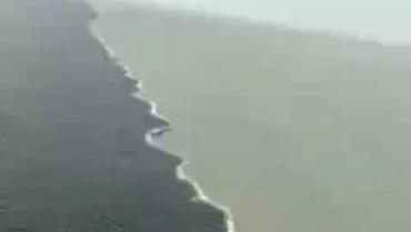 Fenomena Air Laut Terpisah di Bawah Jembatan Suramadu