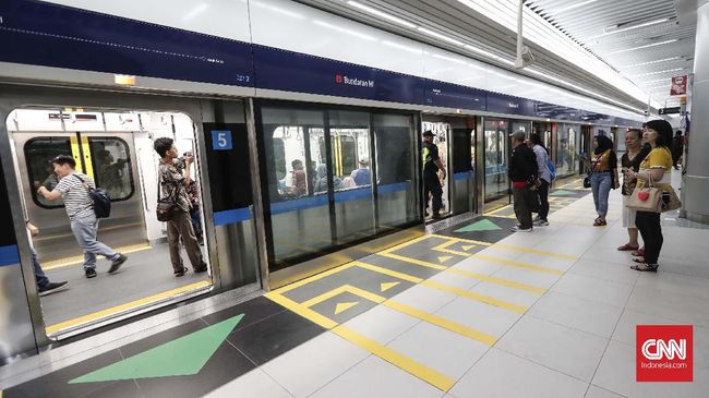 Petugas melakukan pembukaan pintu secara manual rangkaian kereta MRT yang terjebak di terowongan bawah tanah.
