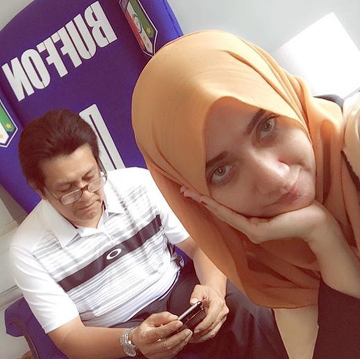 <p>Bunda Nia iseng nih. Ayah Gusti lagi serius, eh difoto diam-diam. He-he-he. (Foto: Instagram/ @niaparamita__)</p>
