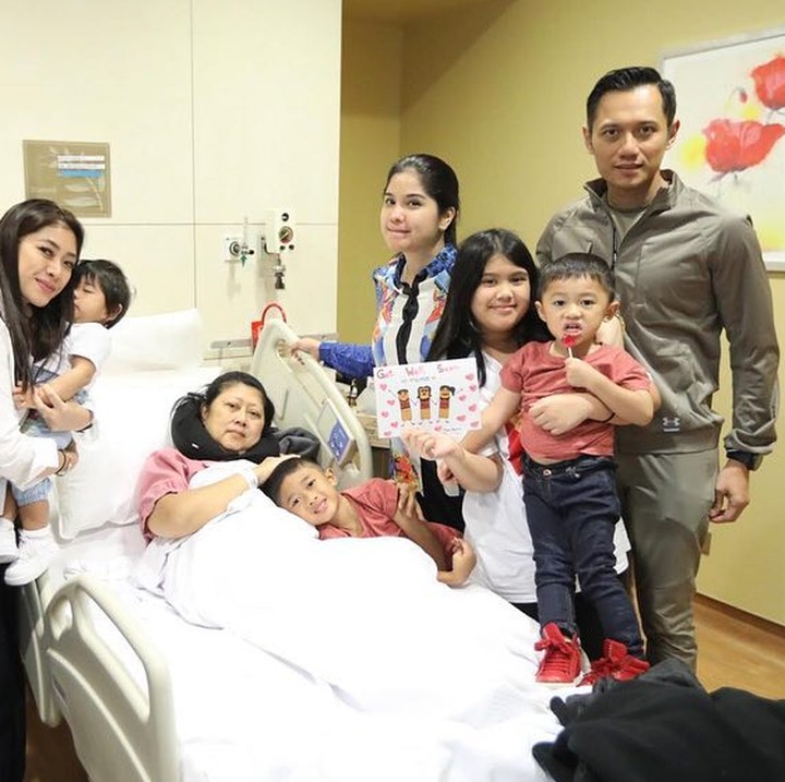 <p>Suami, anak, menantu, bahkan cucu, dengan setia dan secara bergantian merawat Ani Yudhoyono. (Foto: Instagram @annisayudhoyono)</p>