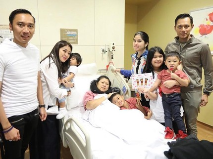 Senyuman Ani Yudhoyono untuk Suami, Anak, dan Menantunya