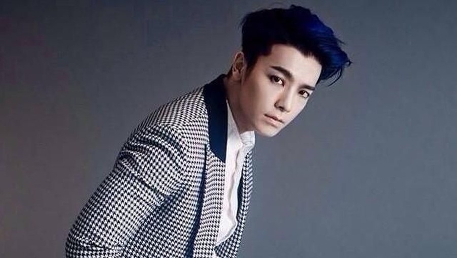 Ambil gitar yang ketinggalan di pesawat, ini nih tingkah lucu Donghae.