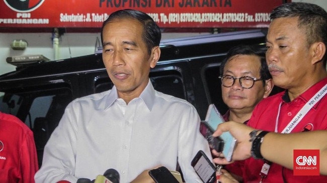 Jokowi mengajak pendukungnya mengenakan baju putih saat ari pencoblosan agar baju putih yang menjadi cirinya itu tak dikenakan pihak lain.