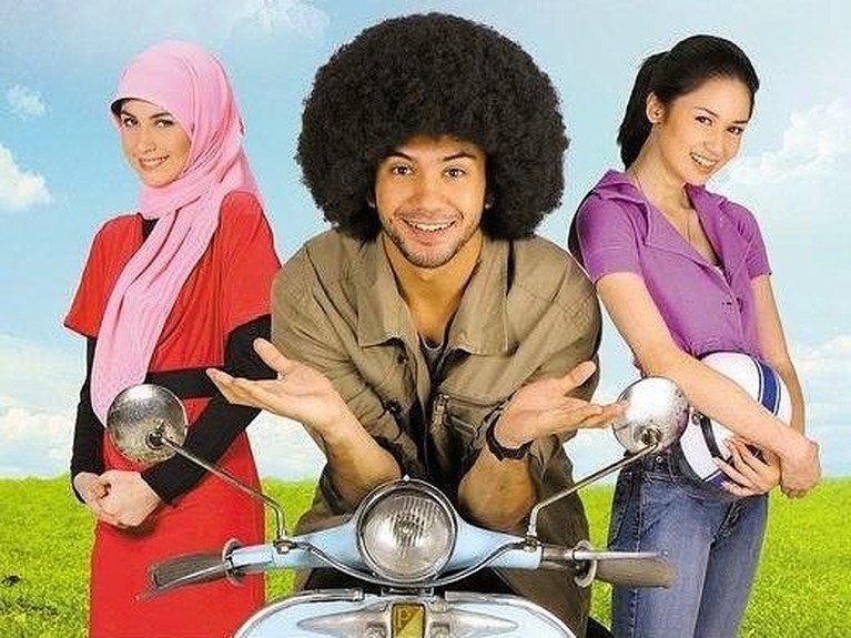 Penampilan Reza Rahadian dengan rambut kribonya saat membintangi film 3 Hati Dua Dunia, Satu Cinta.