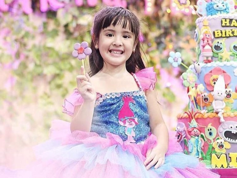 Raih Awards di IFA 2019, Intip 6 Gaya Modis Mikhayla Zalindra Mikhayla Zalindra Bakrie, berhasil meraih Fashionable Celebrity Kids dalam acara IFA 2019. Insertizen penasaran nggak sih gaya modisnya putri Nia Ramadhani ini?