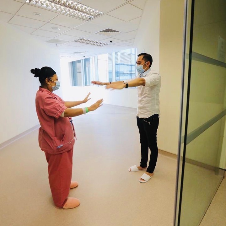 <p>Edhi Baskoro Yudhoyono alias Ibas menemani ibunda tercinta melakukan exercise. (Foto: Instagram @ibasyudhoyono)</p>