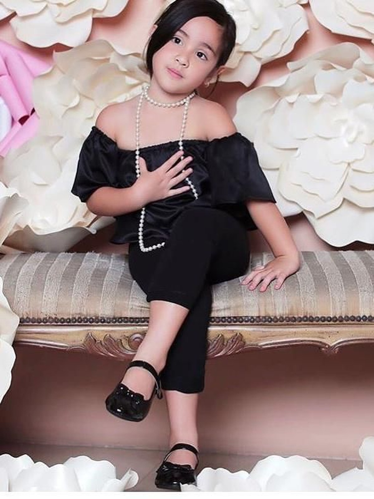 Mikhayla Zalindra Bakrie&comma; berhasil meraih Fashionable Celebrity Kids dalam acara IFA 2019&period; Insertizen penasaran nggak sih gaya modisnya putri Nia Ramadhani ini&quest;