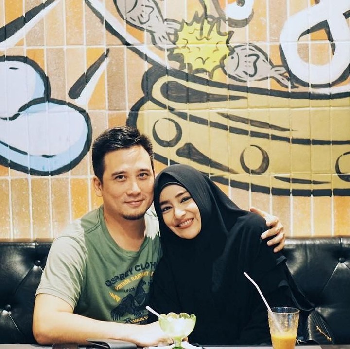 <p>Pasangan yang masih berkarya di layar kaca ini sering menghabiskan waktu bersama alias kencan lho, Bun. (Foto: Instagram @cindyfatikasari18)</p>