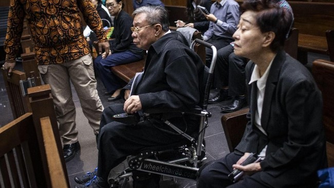 Donny Sofyan Arifin, terdakwa kasus suap PUPR menitikan air mata dan meminta maaf kepada keluarganya. "Maafkan papa sudah buat susah kalian," kata Donny.
