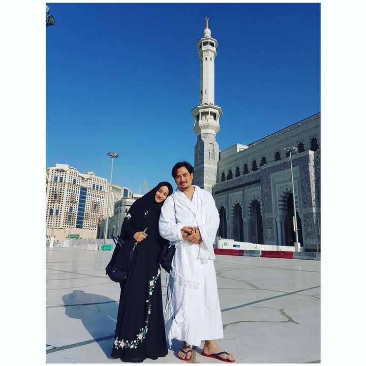 <p>Kebersamaan Cindy Fatika Sari dan Firman saat melaksanakan umroh tahun lalu. (Foto: Instagram @cindyfatikasari18)</p>