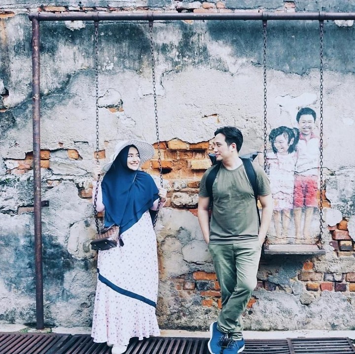 <p><em>Couple Goals!</em> Sepertinya resep awet rumah tangga pasangan ini adalah selalu tampil mesra dan kompak nih, <em>he-he-he</em>. (Foto: Instagram @cindyfatikasari18)</p>