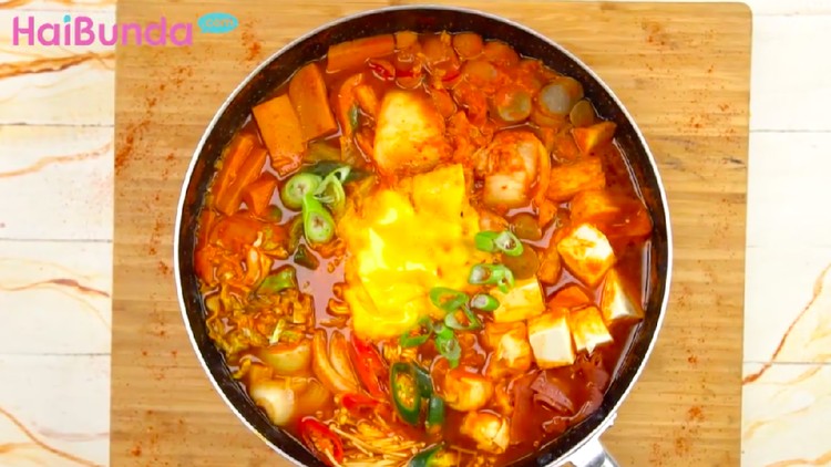 Bunda dan keluarga penikmat makanan Korea perlu mencoba kuliner yang satu ini nih: Budae Jigae yang rasanya bikin penasaran.