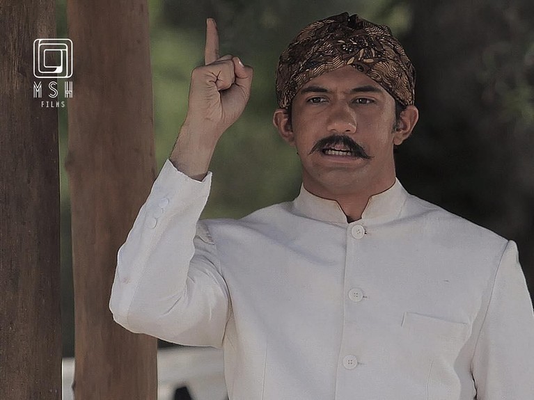 Berperan dalam film Guru Bangsa Tjokroaminoto, Reza tampil berbeda dengan blangkon dan kumisnya.