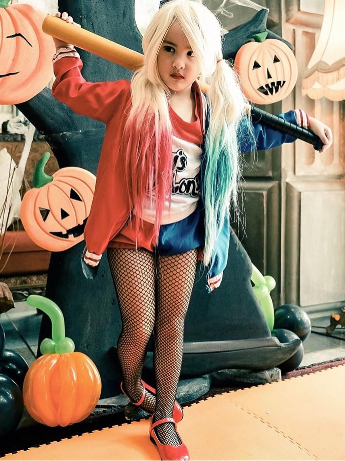 Mikhayla Zalindra Bakrie&comma; berhasil meraih Fashionable Celebrity Kids dalam acara IFA 2019&period; Insertizen penasaran nggak sih gaya modisnya putri Nia Ramadhani ini&quest;