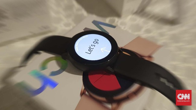 Baterai dari dua wearable anyar besutan jam pintar Samsung Galaxy Watch Active dan earpiece Galaxy Buds bisa langsung terisi ketika ditempel ke ponsel.