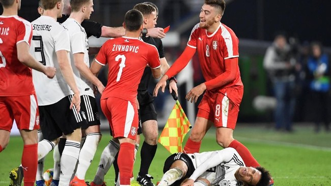Bintang timnas Jerman Leroy Sane terhindar dari cedera serius setelah mendapatkan pelanggaran keras dari pemain Serbia, Milan Pavkov.