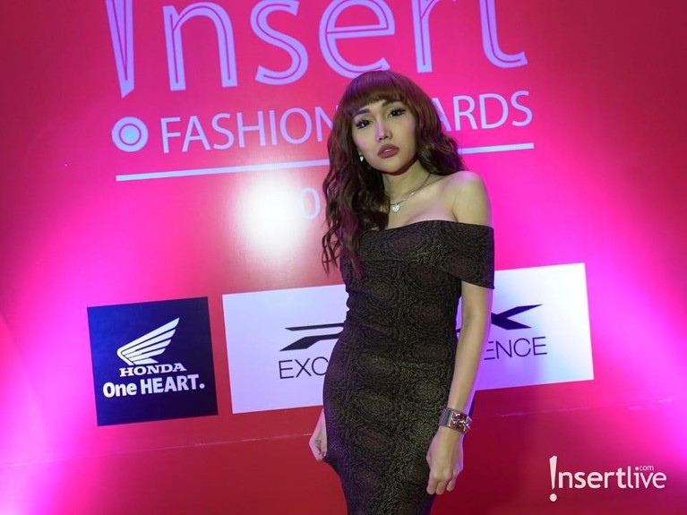 8 Gaya Keren Artis di Red Carpet Insert Fashion Award 2019 Insert Fashion Award 2019 sukses digelar Rabu (20/3). Para Artis juga hadir dengan penampilan memukau mereka. Seperti apa ya? Berikut ini deretan penampilannya.