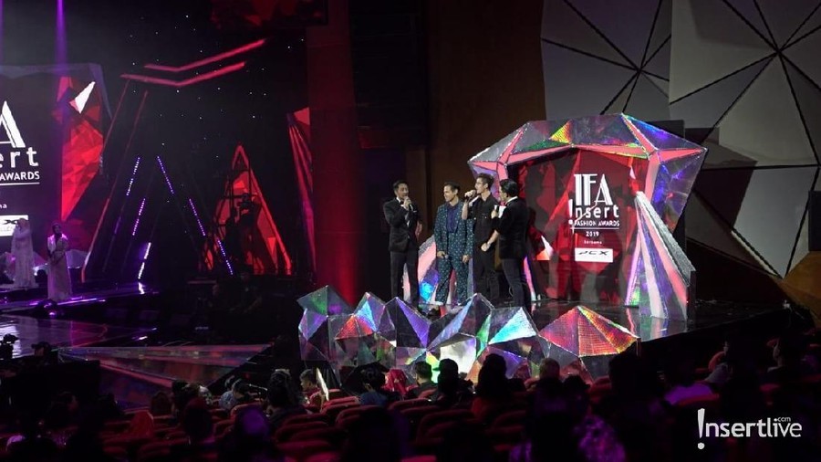 Insert Fashion Award 2019 sukses di gelar pada Rabu (20/3) malam. Beberapa artis tanah air pun sumringah membawa pulang piala penghargaan IFA 2019.