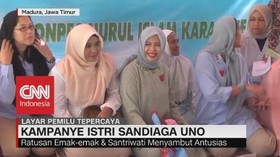 Ratusan Emak-Emak & Santriwati Antusias Sambut Istri Sandiaga