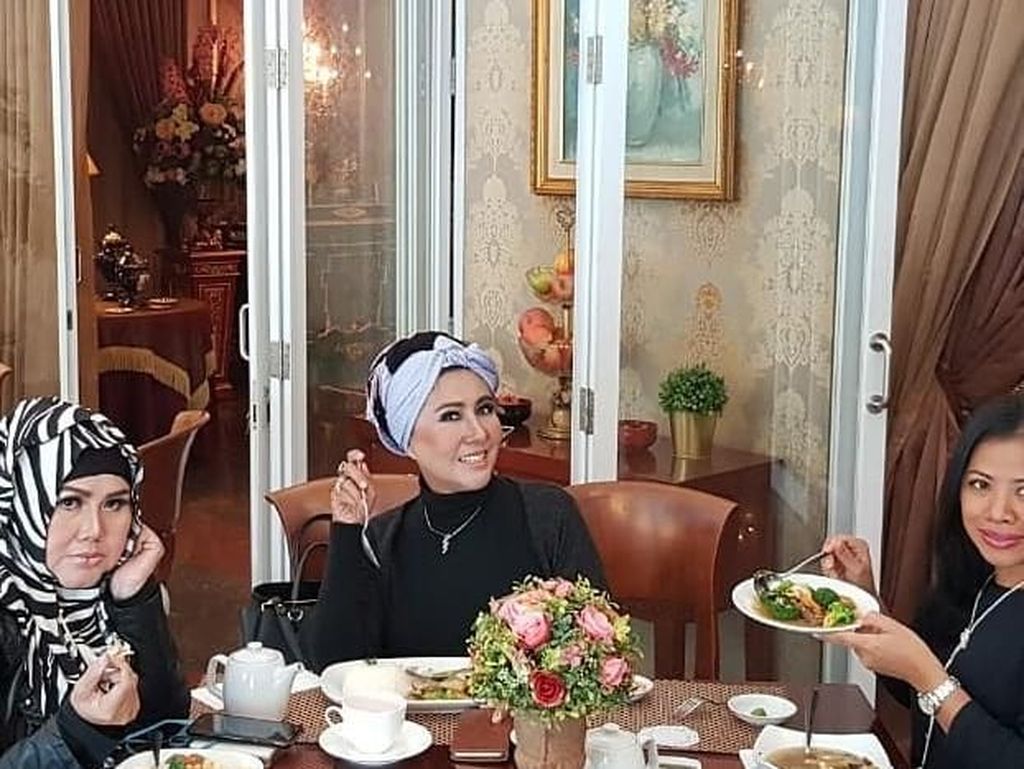 Intip Momen Kulineran Tessa Mariska yang Tengah Ribut dengan Nikita Mirzani Intip Momen Kulineran Tessa Mariska yang Tengah Ribut dengan Nikita Mirzani