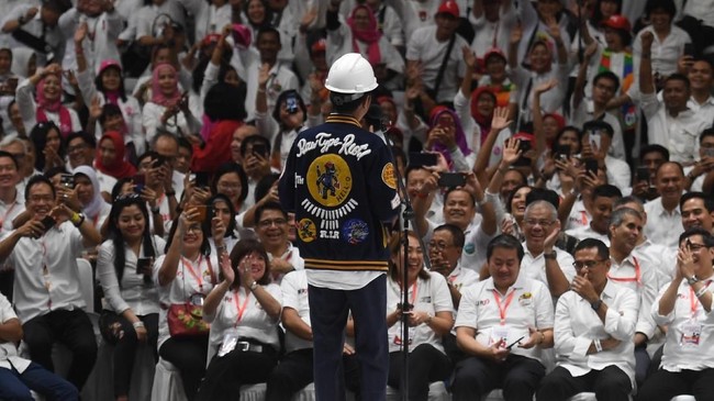 Presiden Jokowi mengaku heran dengan Kementerian Keuangan dan Ditjen Pajak yang belum juga menyelesaikan aturan penurunan pajak bagi korporasi.