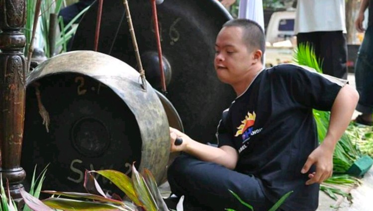 Defrey memang terlahir dengan down syndrome. Tapi, itu tak menghalanginya untuk mengembangkan bakatnya di bidang musik. Keren!