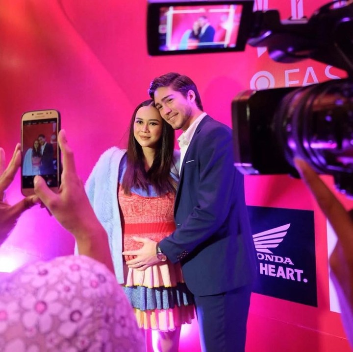 <p>Saat di karpet merah, Eryck memegang perut Aura Kasih yang sudah membesar. <em>So sweet!</em> (Foto: Instagram @aurakasih)</p>