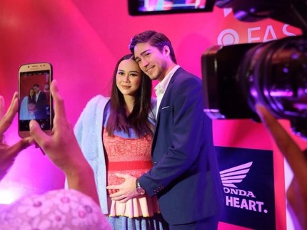 5 Potret Gaun Hamil Aura Kasih Saat Hadiri Insert Fashion Awards