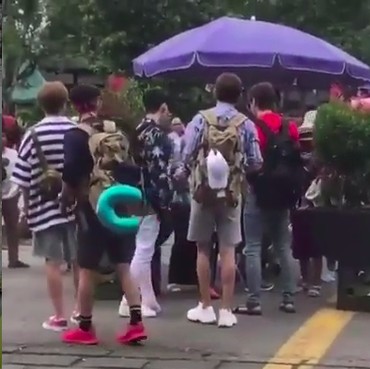 Ekspresi Lucu Yunho TVXQ Tawar Harga Topi di Yogyakarta