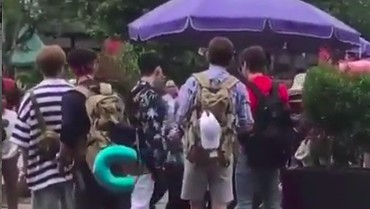 Ekspresi Lucu Yunho TVXQ Tawar Harga Topi di Yogyakarta