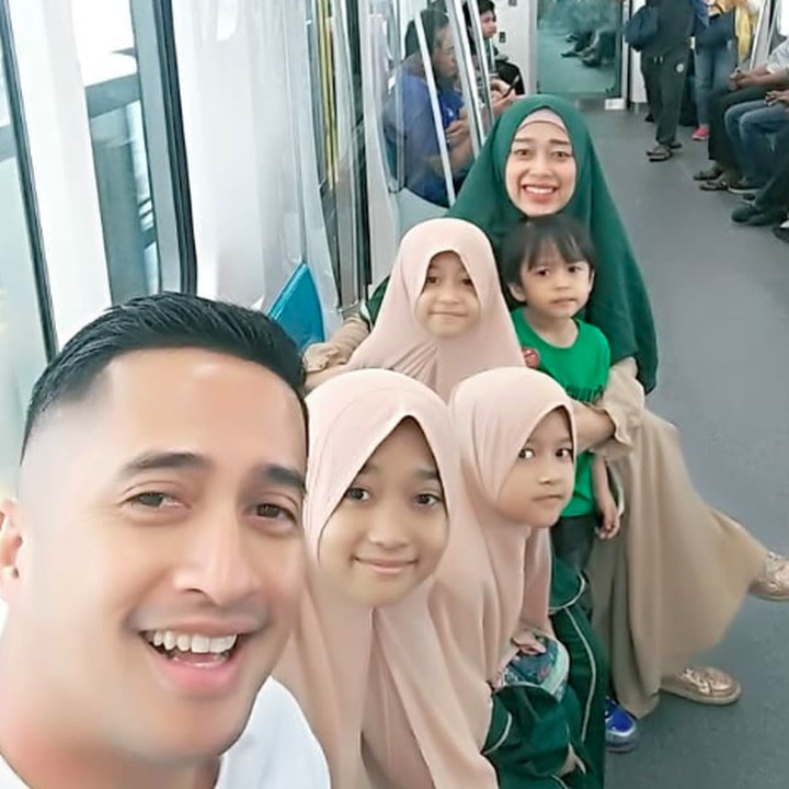 <p>Keseruan keluarga mereka bisa tercipta lewat hal-hal sederhana, Bun. Salah satunya ketika mencoba MRT baru yang beroperasi lewat jalur Lebak Bulus - Bundaran HI. (Foto: Instagram @irfanhakim75) </p>