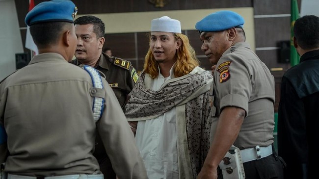 Terdakwa kasus dugaan penganiayaan terhadap remaja Bahar bin Smith berjalan keluar ruangan seusai menjalani sidang lanjutan dengan agenda pembacaan putusan sela di Gedung Perpustakaan dan Kearsipan Kota Bandung, Jawa Barat, Kamis (21/3/2019). Dalam sidang putusan sela tersebut Majelis Hakim menolak eksepsi atau nota keberatan yang diajukan tim penasehat hukum Bahar bin Smith dan akan melanjutkan persidangan dengan pemeriksaan saksi pada pekan depan. ANTARA FOTO/Raisan Al Farisi/pras.