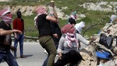 FOTO: Warga Palestina Kembali Tewas di Tangan Tentara Israel Seorang warga Palestina dilaporkan ditembak mati oleh tentara Israel di Tepi Barat, setelah melempar batu ke salah satu mobil warga Yahudi.