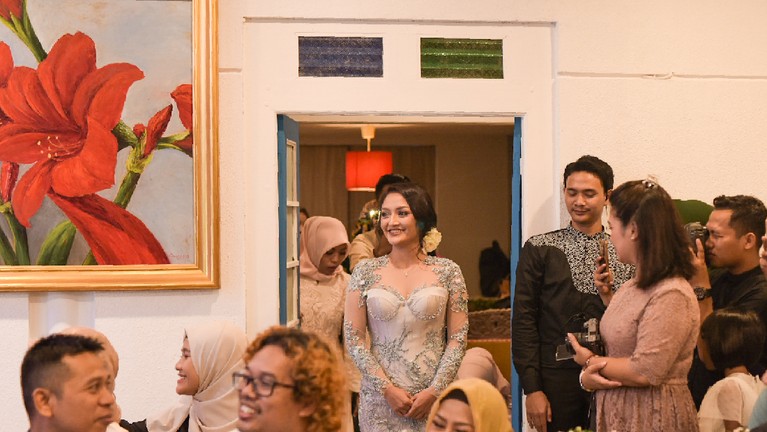 Kemeriahan Lamaran Siti Badriah dan Krisjiana Baharudin Penyanyi dangdut Siti Badriah sedang bahagia karena baru saja dilamar oleh kekasihnya, Krisjiana Baharudin. Berikut potret kemeriahan acara lamaran tersebut.