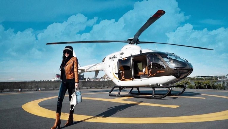 Gaya 6 Artis Naik Pesawat Pribadi Aktivitas yang padat terkadang membuat para artis membutuhkan transportasi yang cepat. Berikut 6 artis yang dikenal sering menggunakan pesawat pribadi.