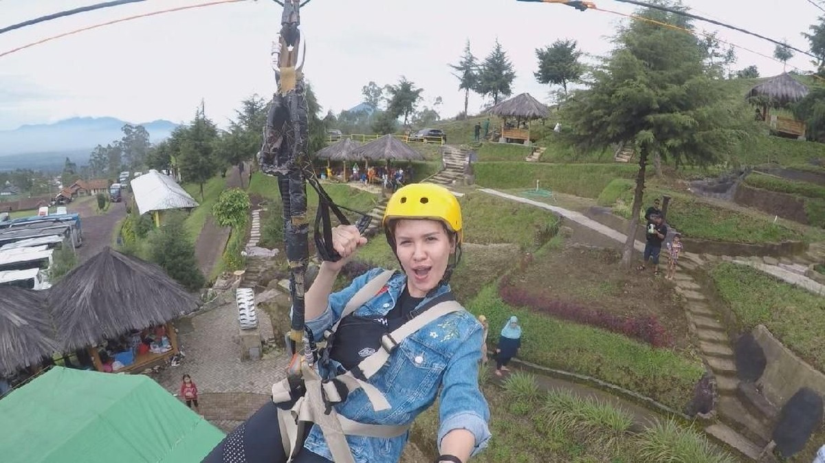 Episode Celebrity on Vacation Trans TV pada Sabtu &lpar;23&sol;3&rpar; akan menyuguhkan keindahan alam Garut&comma; Jawa Barat&period; Yuk&comma; intip aksi seru Michelle Joan dan Aliff Alli&period;