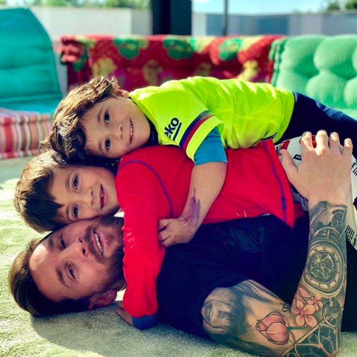 <p><em>Quality time</em> di rumah pun bisa dilakukan Messi dan kedua putranya dengan bermain bersama, juga penuh canda. (Foto: Instagram @leomessi)</p>