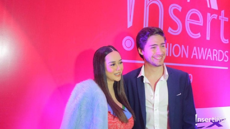 Insert Fashion Awards (IFA) 2019 menjadi momen penampilan red carpet perdana Aura Kasih pasca menikah. Yuk, intip gaya colorful Aura yang sekarang jadi bumil!