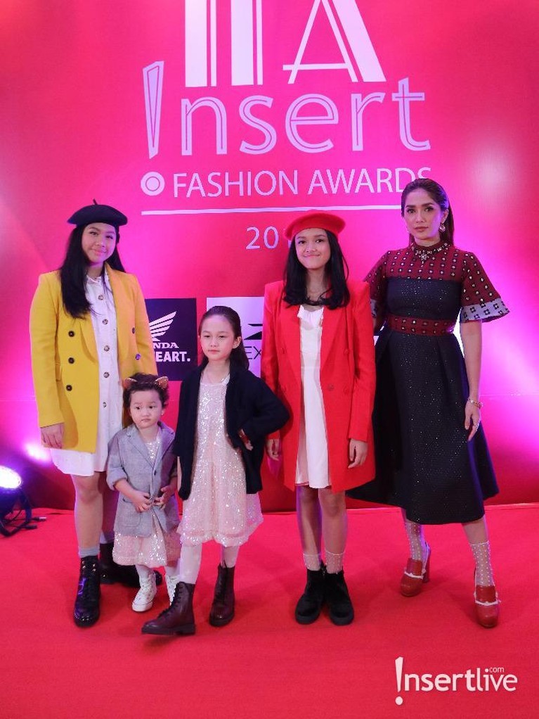8 Gaya Keren Artis di Red Carpet Insert Fashion Award 2019 Insert Fashion Award 2019 sukses digelar Rabu (20/3). Para Artis juga hadir dengan penampilan memukau mereka. Seperti apa ya? Berikut ini deretan penampilannya.