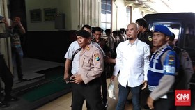 Hadiri Sidang Ujaran 'Idiot', Dhani Tenteng Nasi Bungkus