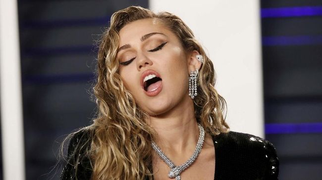 Miley Cyrus kembali menegaskan sikap soal kebebasan wanita. Karena keberaniannya, video musik 'Mother's Daughter' dilabeli NSFW atau 'Not Safe For Work'.