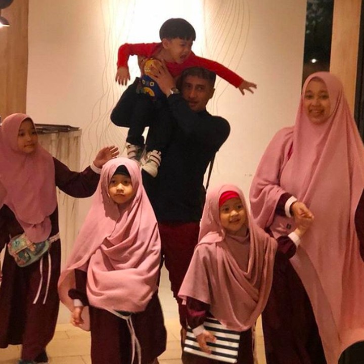 <p>Dek Djalu kok <em>nangis</em> ya? Bikin foto keluarga jadi enggak kompak, sampai Ayah Irfan bilang ini merupakan bukti susahnya dapat foto keluarga yang <em>perfect</em>. <em>He-he-he</em>. (Foto: Instagram @irfanhakim75) </p>