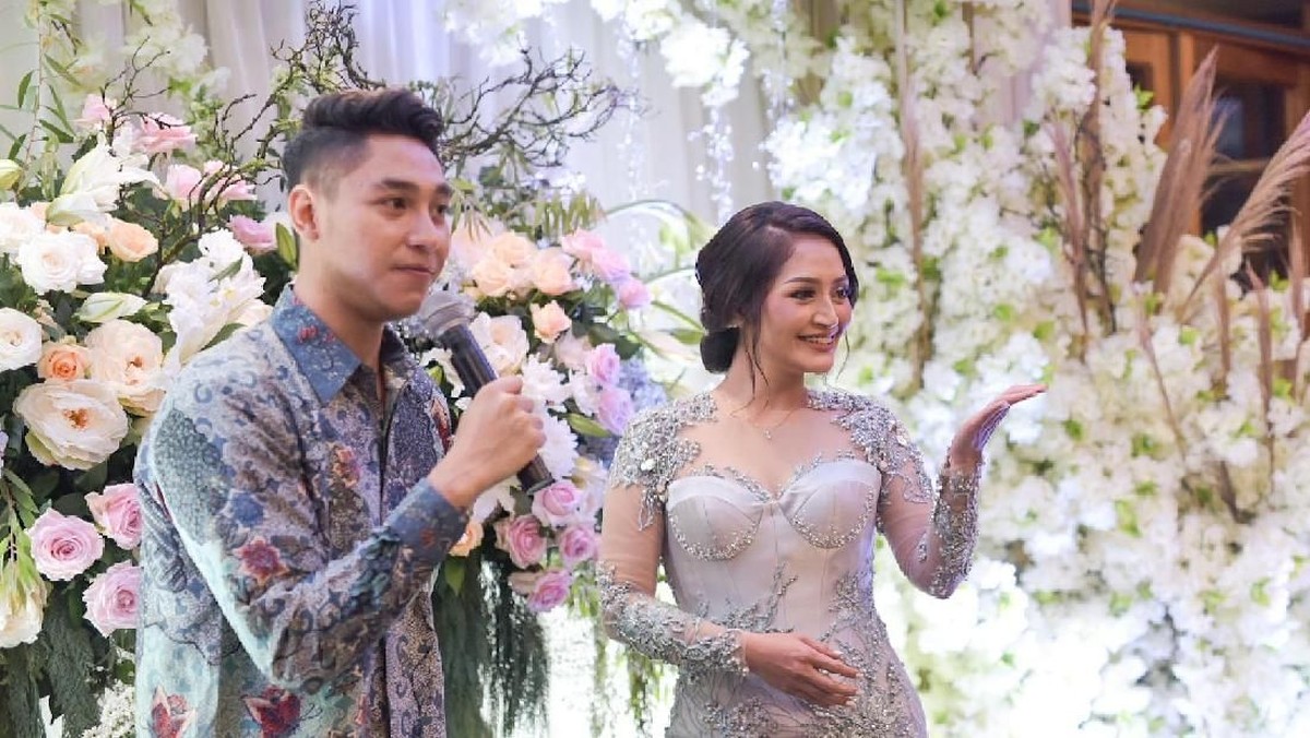 Penyanyi dangdut Siti Badriah sedang bahagia karena baru saja dilamar oleh kekasihnya&comma; Krisjiana Baharudin&period; Berikut potret kemeriahan acara lamaran tersebut&period;