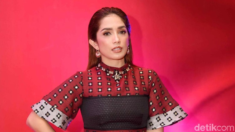 Ussy Sulistiawaty saat hadir di acara Insert Awards 2019.