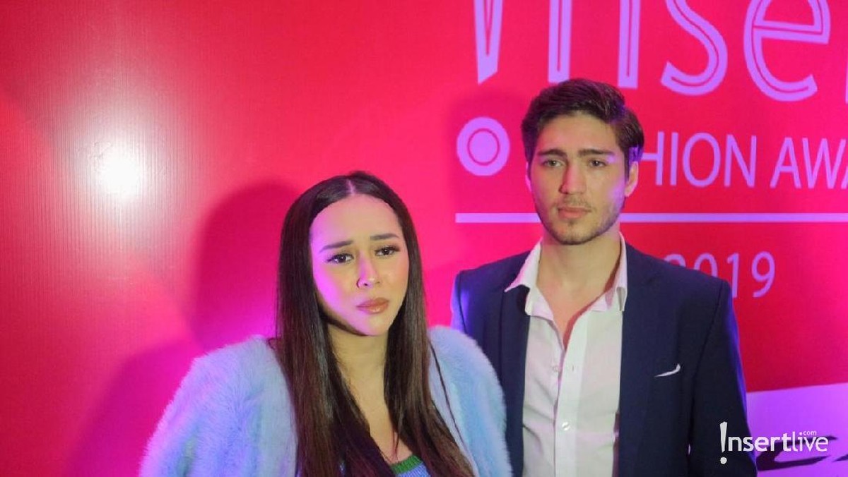 Insert Fashion Awards &lpar;IFA&rpar; 2019 menjadi momen penampilan red carpet perdana Aura Kasih pasca menikah&period; Yuk&comma; intip gaya colorful Aura yang sekarang jadi bumil&excl;