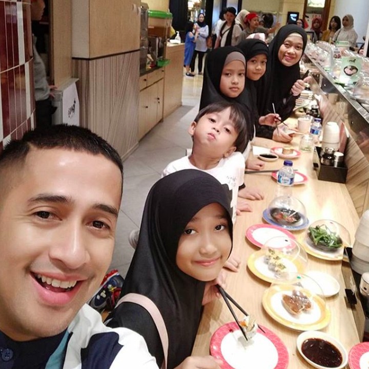 <p>Makan bareng sama Bunda Della dan anak - anak. Serombongan jadi ramai ya, Bun. Seru melihat kebersamaan mereka. (Foto: Instagram @irfanhakim75) </p>