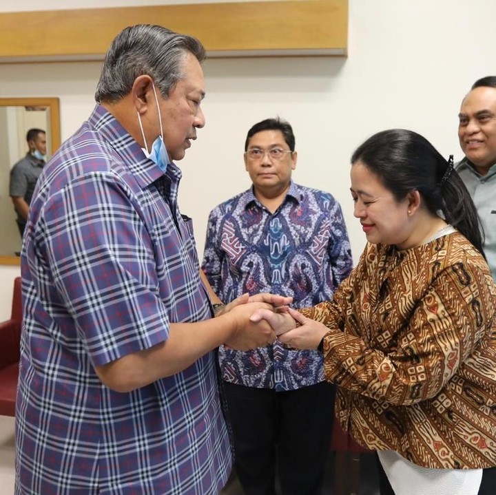 <p>Baru-baru ini, Menteri Koordinator Bidang Pembangunan Manusia dan Kebudayaan Indonesia, <a href="https://news.detik.com/berita/d-4477685/puan-maharani-jenguk-ani-yudhoyono-di-singapura?_ga=2.92616917.915122000.1552651389-1806342202.1548465383" target="_blank">Puan Maharani</a> menjenguk Ani Yudhoyono di National University Hospital Singapura. (Foto: Partai Demokrat)</p>