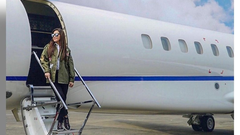 Gaya 6 Artis Naik Pesawat Pribadi Aktivitas yang padat terkadang membuat para artis membutuhkan transportasi yang cepat. Berikut 6 artis yang dikenal sering menggunakan pesawat pribadi.