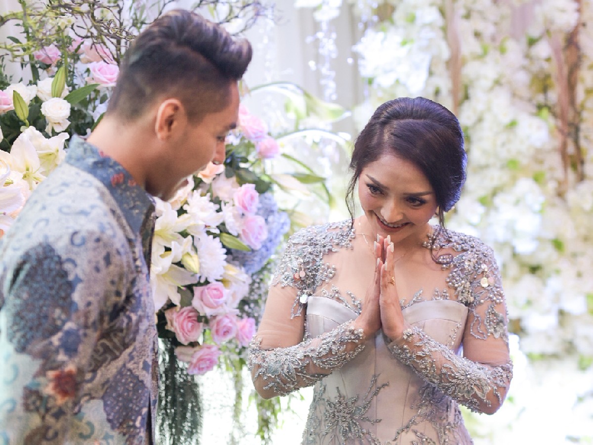 Penyanyi dangdut Siti Badriah sedang bahagia karena baru saja dilamar oleh kekasihnya&comma; Krisjiana Baharudin&period; Berikut potret kemeriahan acara lamaran tersebut&period;